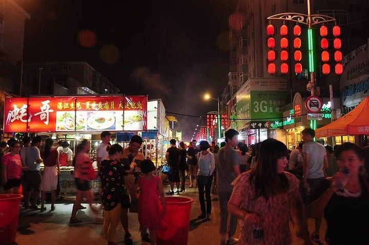 4-Hour Private Tour to Shenyang Zhongshan Square and Xingshun Night Market