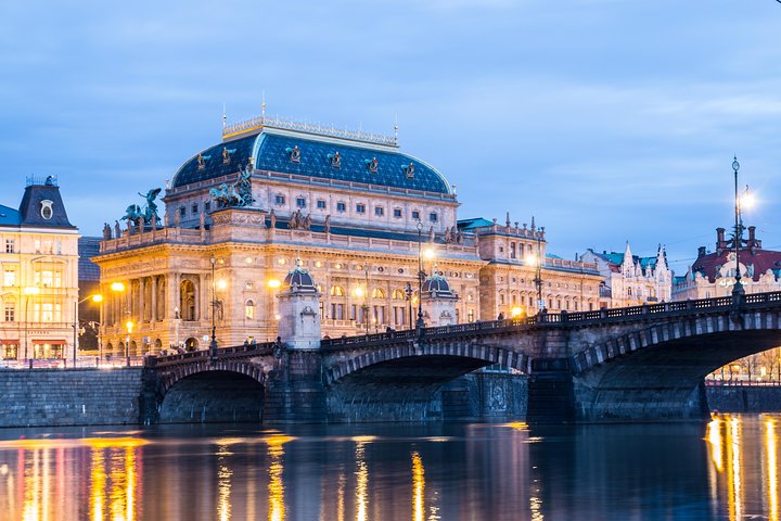 Transfer from Karlovy Vary to Prague: Private daytrip with 2h for sightseeing