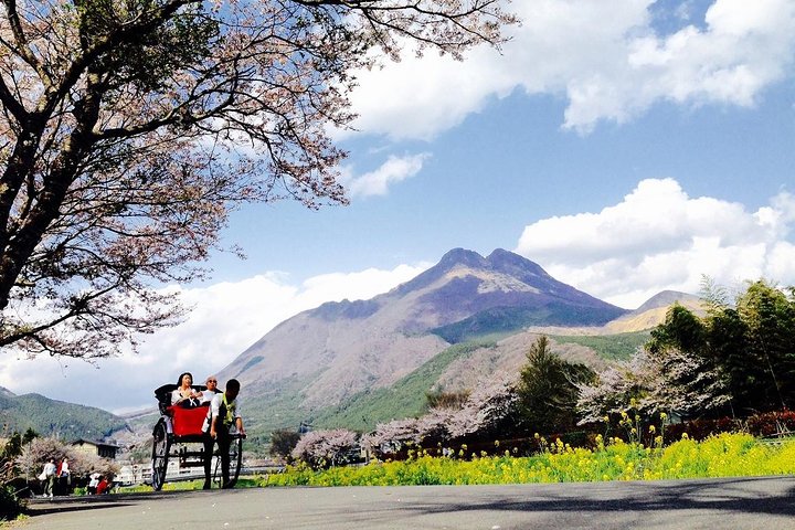Hot Spring Capital of Yufuin Rickshaw Tour