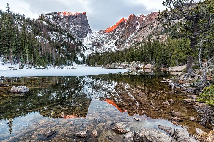 Sunrise photo hike to Dream and Emerald Lakes