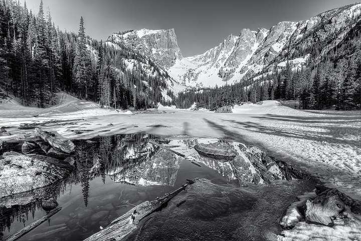 Sunrise photo hike to Dream and Emerald Lakes