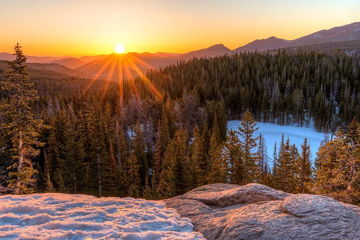Sunrise photo hike to Dream and Emerald Lakes