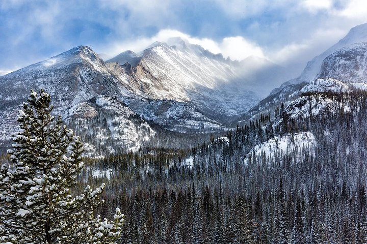 Sunrise photo hike to Dream and Emerald Lakes