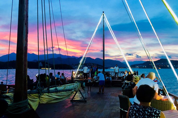 Nha Trang Sunset Cocktails and Dinner Cruise