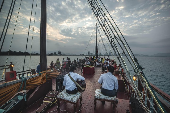 Nha Trang Sunset Cocktails and Dinner Cruise