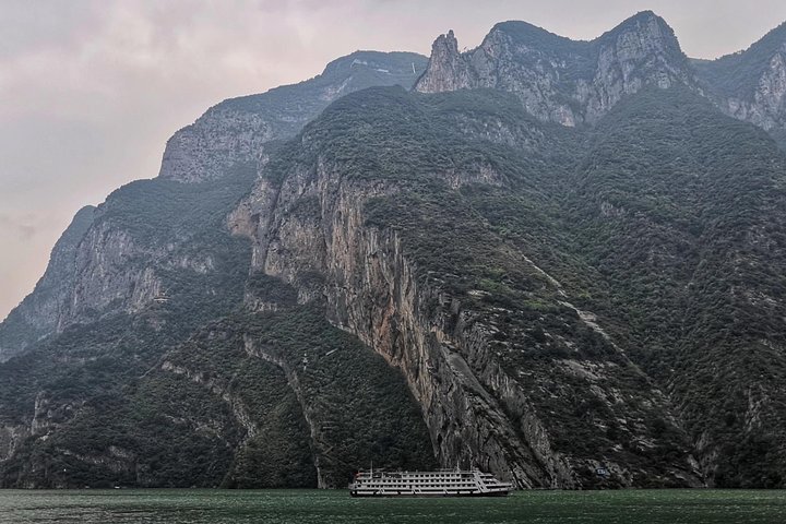Yangtze River Cruise from Chongqing to Yichang Downstream in 4 Days 3 Nights