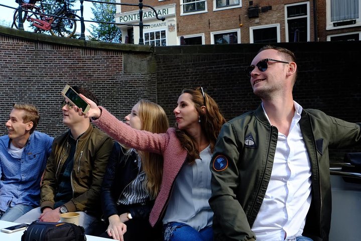 Amsterdam Small-Group Canal Cruise Including Snacks and Drinks