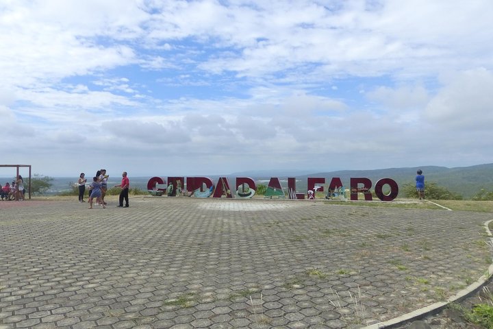 Panama Hat Maker, Artisan goods, Museum, Beachfront local Cuisine. SHORE TOUR