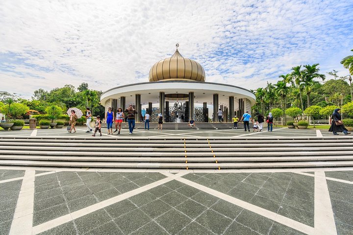 Private Tour Kuala Lumpur with Petronas Twin Towers Observation Deck & Batu Cave