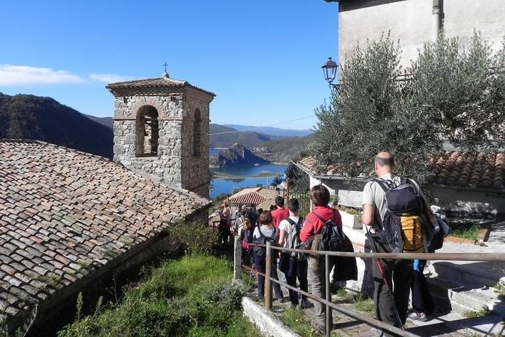 Hike Lake Castle and Good Food!
