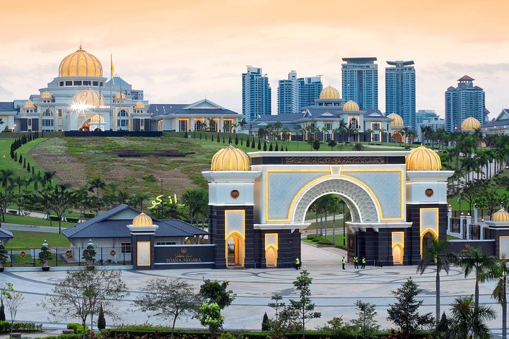 Private Tour Kuala Lumpur with Petronas Twin Towers Observation Deck & Batu Cave