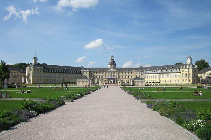 Karlsruhe Highlights: Palace, Squares & Cultural Landmarks