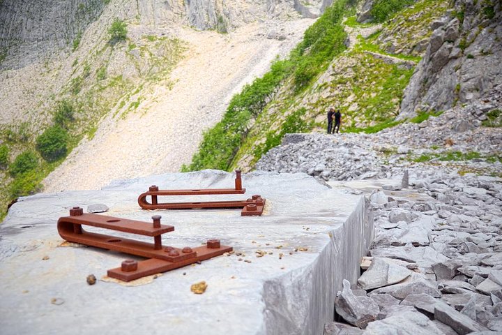 Carrara: Exclusive Marble Cave Tour Adventure in a 4x4