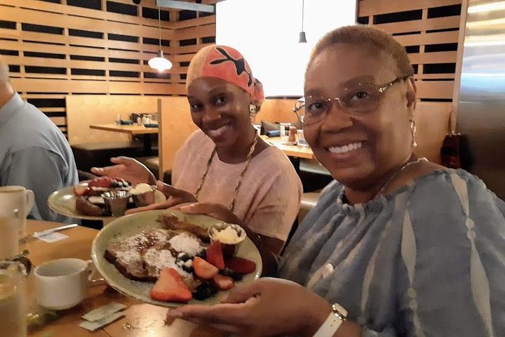 Small-Group Walking Tour in Greenville with Breakfast