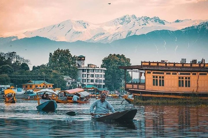 Kashmir Family Tour - 07 Days Includes Accommodation and Private Transport