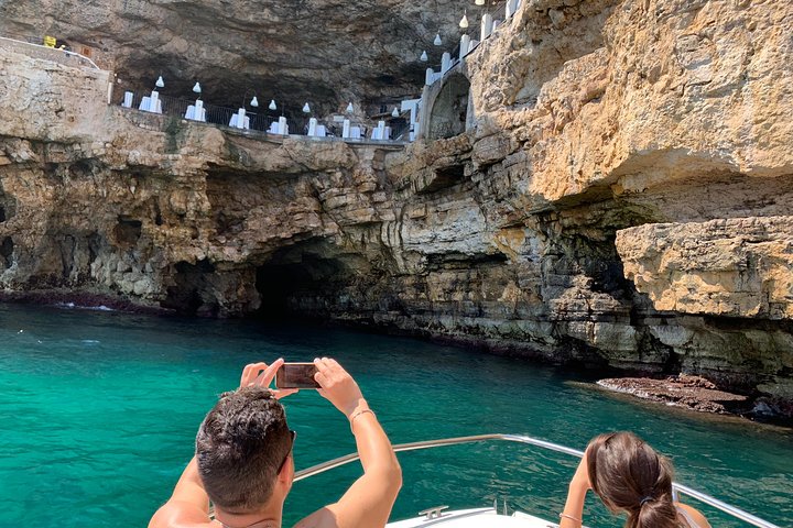 Boat tour of the Polignano a Mare caves with aperitif