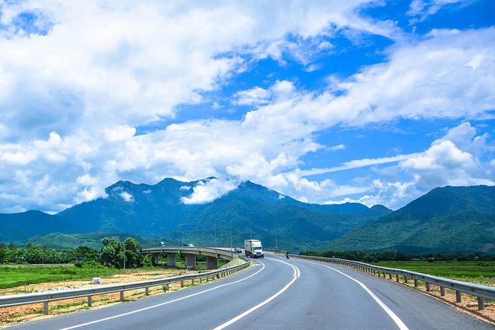 Scenic trip from Hue to Hoi An via Hai Van pass by car