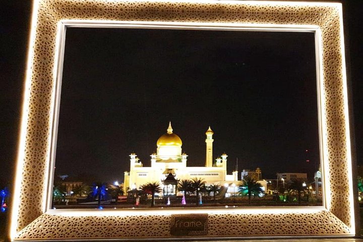 Private Bandar by Night & Water Village Tour