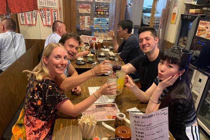 Osaka Bar Hopping Night Walking Tour in Namba (3 bars, 6 tastes)