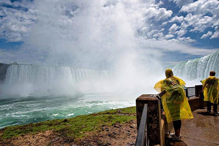 Niagara Falls Canada 3-Hour Tour with Boat and Behind the Falls