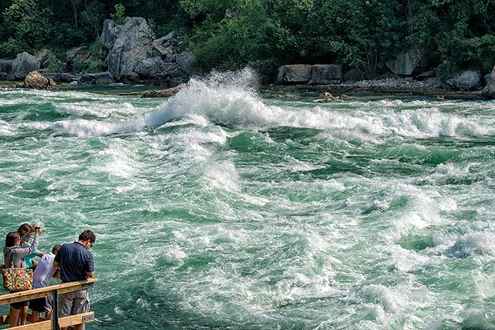 Niagara Falls Canada 3-Hour Tour with Boat and Behind the Falls