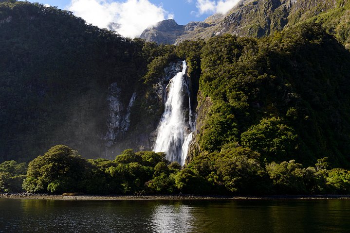 Milford Sound Day Tour with Scenic Cruise from Queenstown