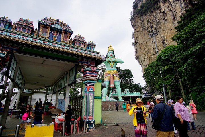 Private Tour Kuala Lumpur with Petronas Twin Towers Observation Deck & Batu Cave