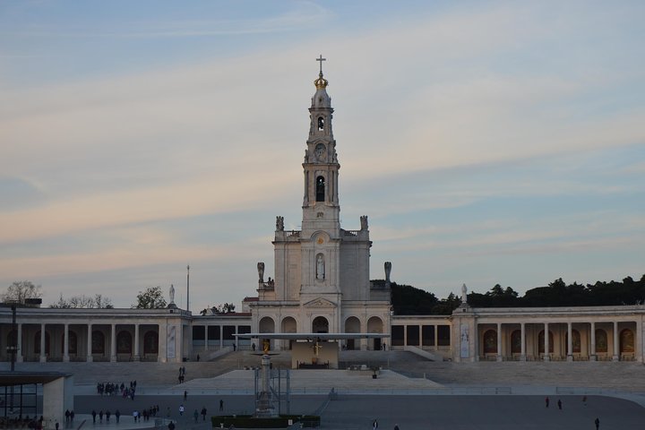 Fátima, Batalha and Nazaré Full Day Private Tour from the West