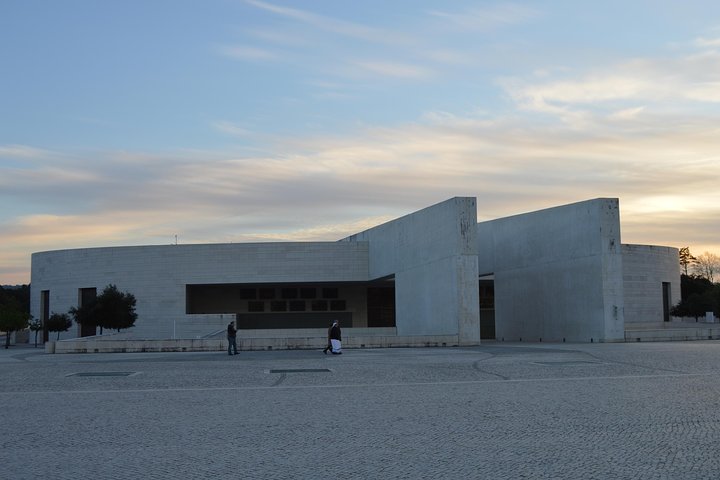 Fátima, Batalha and Nazaré Full Day Private Tour from the West