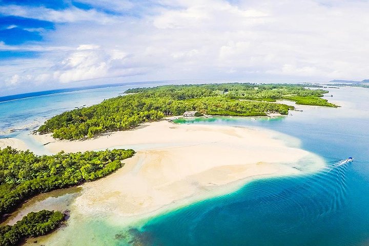 Catamaran to Ile aux Cerf with Parasailing, Tube Riding & Lunch