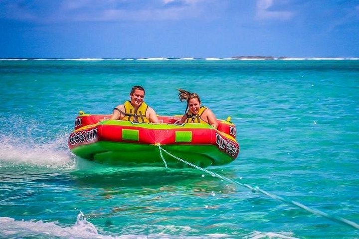 Catamaran to Ile aux Cerf with Parasailing, Tube Riding & Lunch
