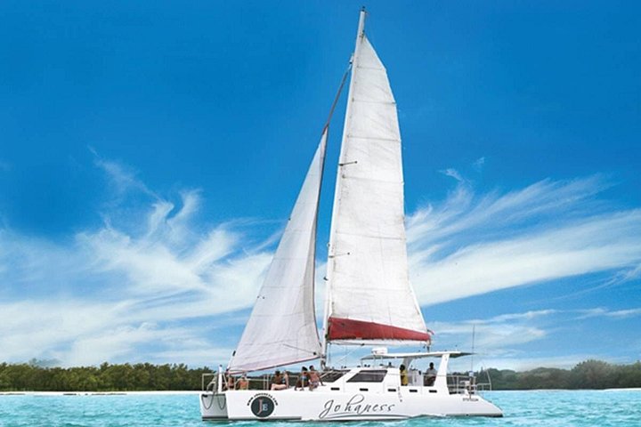 Catamaran to Ile aux Cerf with Parasailing, Tube Riding & Lunch