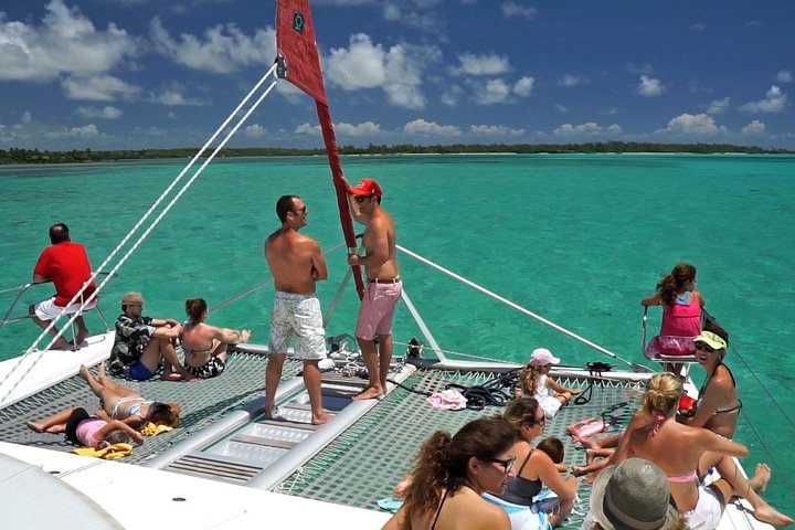 Catamaran Cruise to Ile Aux Bénitiers: Dolphin watch, Crystal Rock & Transfer