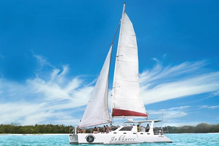 Spectacular Catamaran trip to Ile Aux Cerf with Lunch & Transfer