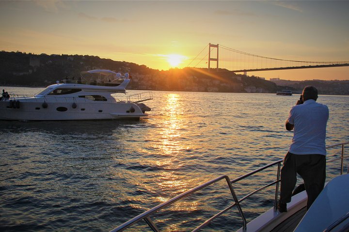 Istanbul Bosphorus Sunset Luxury Yacht Cruise with Snacks