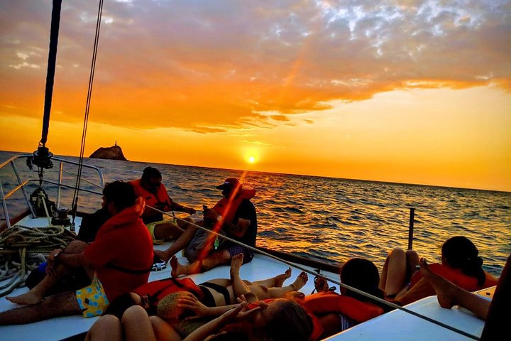 Sailing to Tayrona with Luis and his team: Unique!