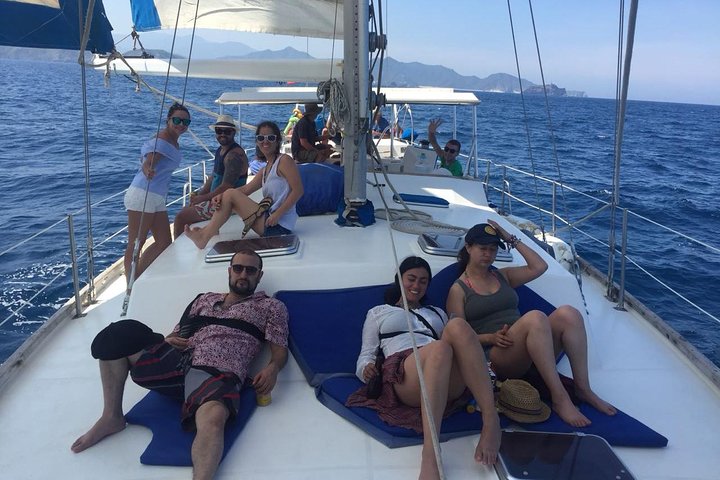 Sailing to Tayrona with Luis and his team: Unique!
