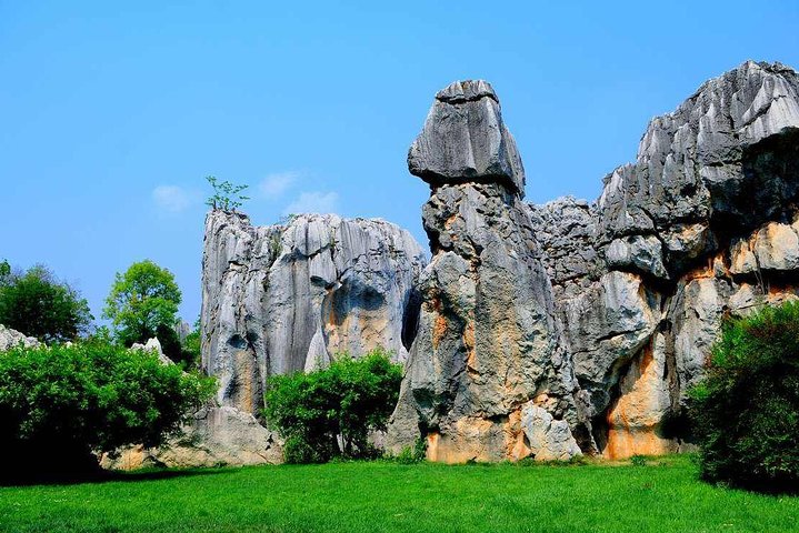 Private day tour in Kunming to Stone forest and cuihu lake with lunch