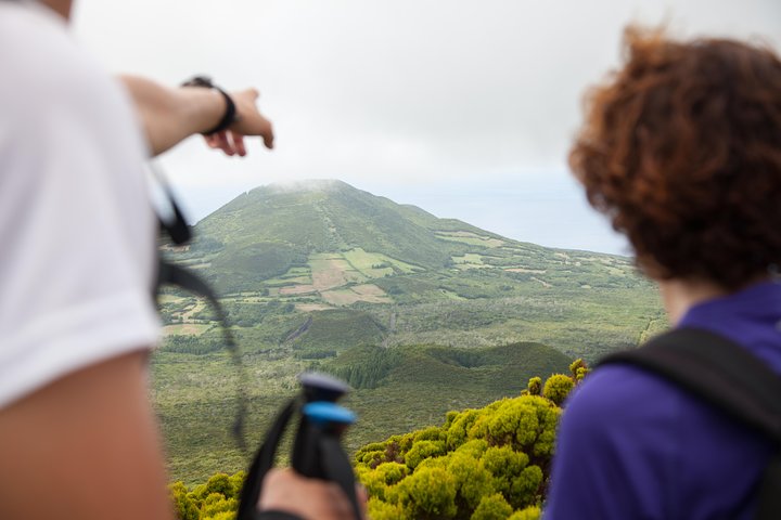 10 Volcanos hiking private tour in Faial