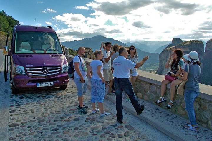 Majestic Sunset Meteora Tour with Local Guide