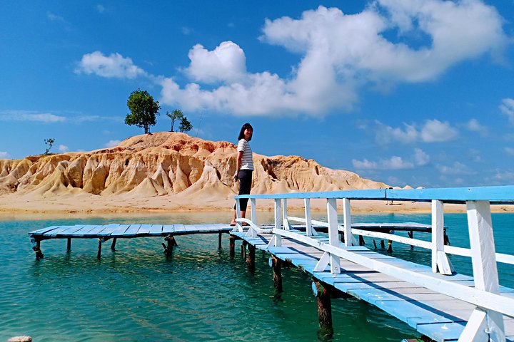 Bintan Sand Dunes and Blue Lakes Half-Day Tour with Lunch