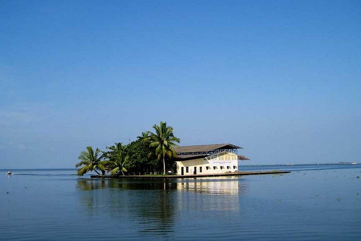 8 Days Kerala Private Tour (3 Star) with Munnar, Houseboat & Cab- Iris Holidays