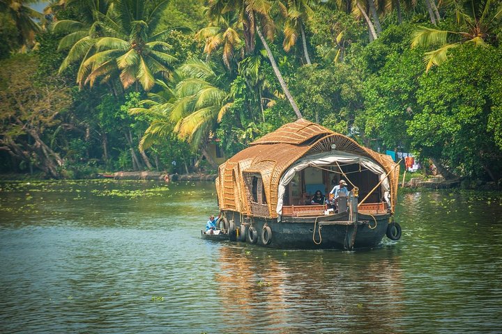 8 Days Kerala Private Tour (3 Star) with Munnar, Houseboat & Cab- Iris Holidays