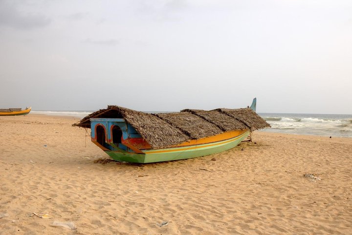8 Days Kerala Private Tour (3 Star) with Munnar, Houseboat & Cab- Iris Holidays
