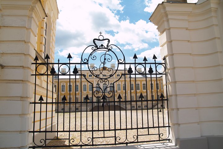Group Day trip to Rundale Palace, Hill of Crosses & Bauska Castle