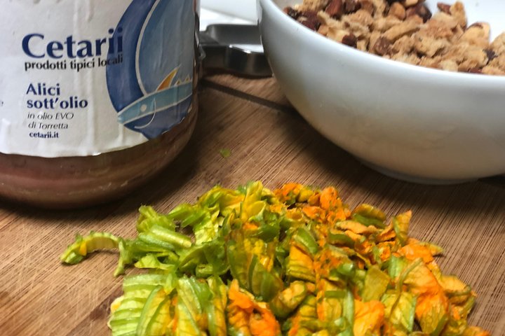 Organic cooking class with a sommelier in an Olive and wine farm