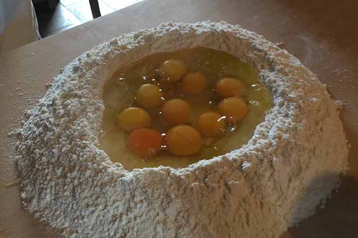 Organic cooking class with a sommelier in an Olive and wine farm