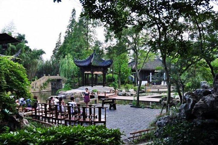 From Shanghai: Zhujiajiao Water Town Private Tour with Boat Ride