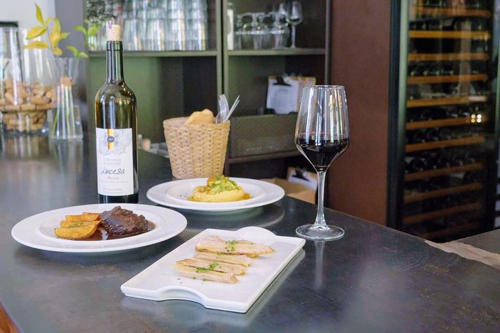 Sevilla Food Tour: Tapas, Wine, History & Traditions