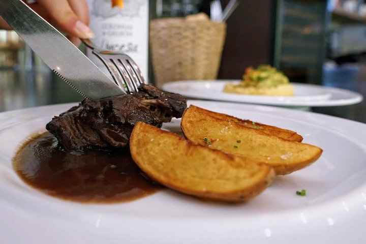 Sevilla Food Tour: Tapas, Wine, History & Traditions